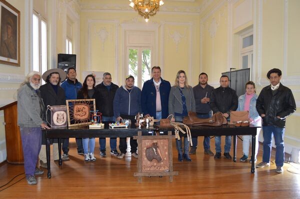 secretaria-de-turismo-e-prefeito-reunem-se-com-artesaos-santanenses-que-participarao-da-expointer