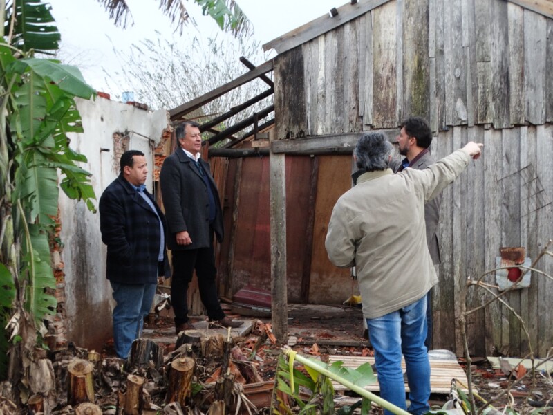 prefeito-confere-a-situacao-de-moradores-no-bairro-divisa