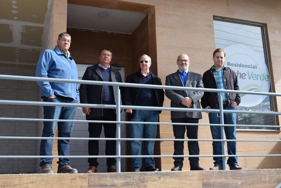 prefeito-e-secretario-visitam-novo-empreendimento