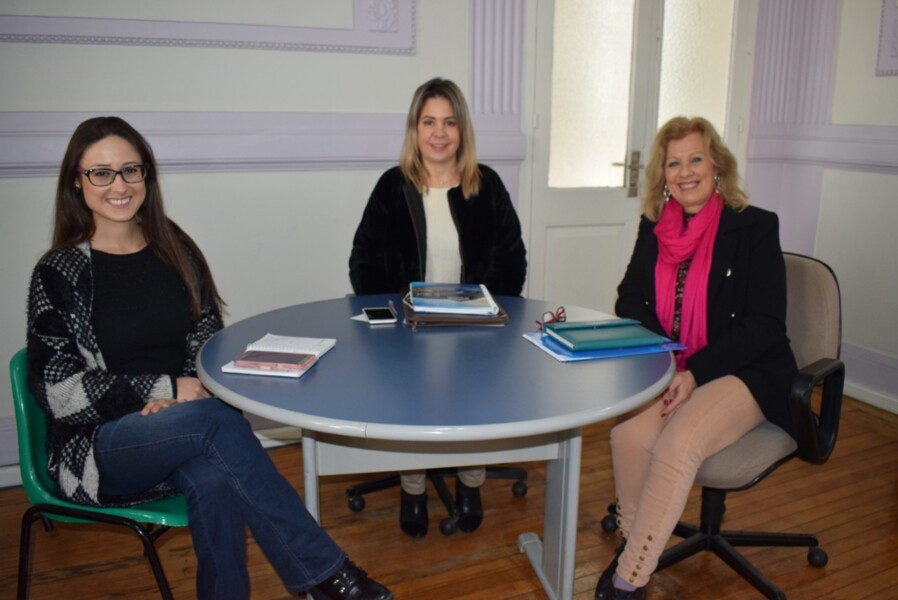secretaria-e-empresaria-discutem-alternativas-para-desenvolver-o-turismo-no-municipio