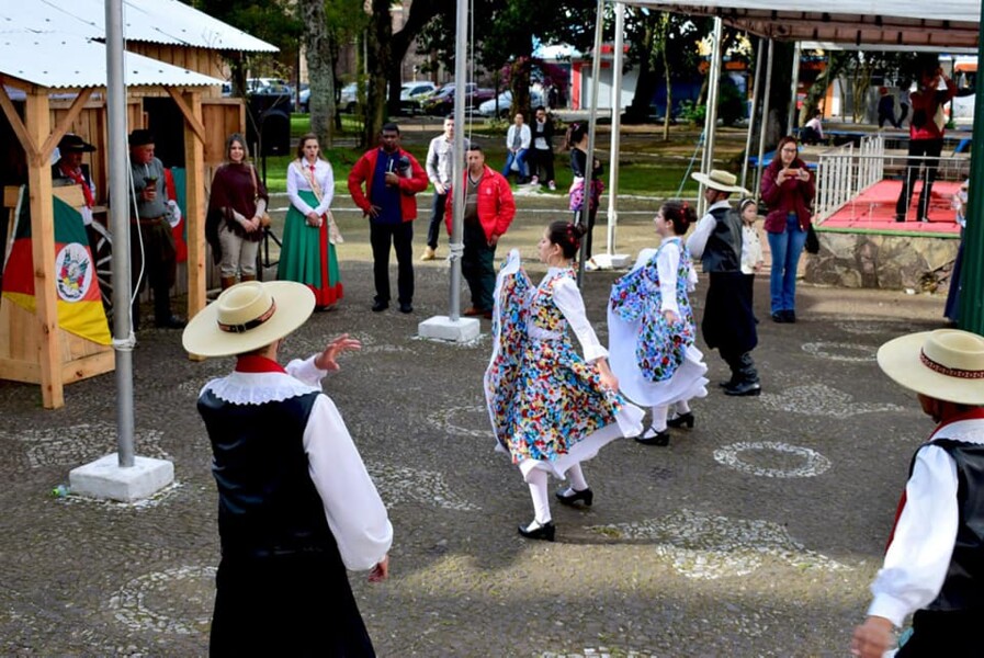 apresentacoes-artisticas-no-galpao-da-praca-general-osorio