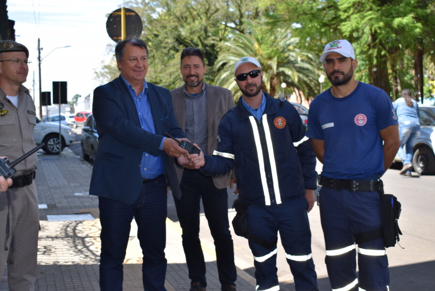 prefeito-realiza-entrega-de-radios-comunicadores