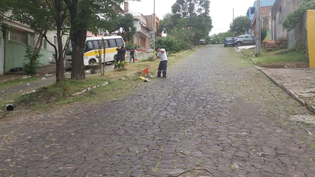 servicos-urbanos-realiza-limpeza-na-av-24-de-maio