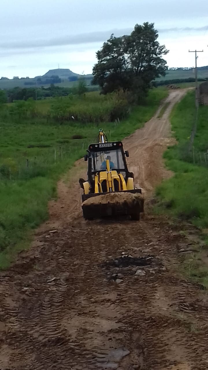 governo-municipal-recupera-pontos-criticos-de-acesso-aos-assentamentos