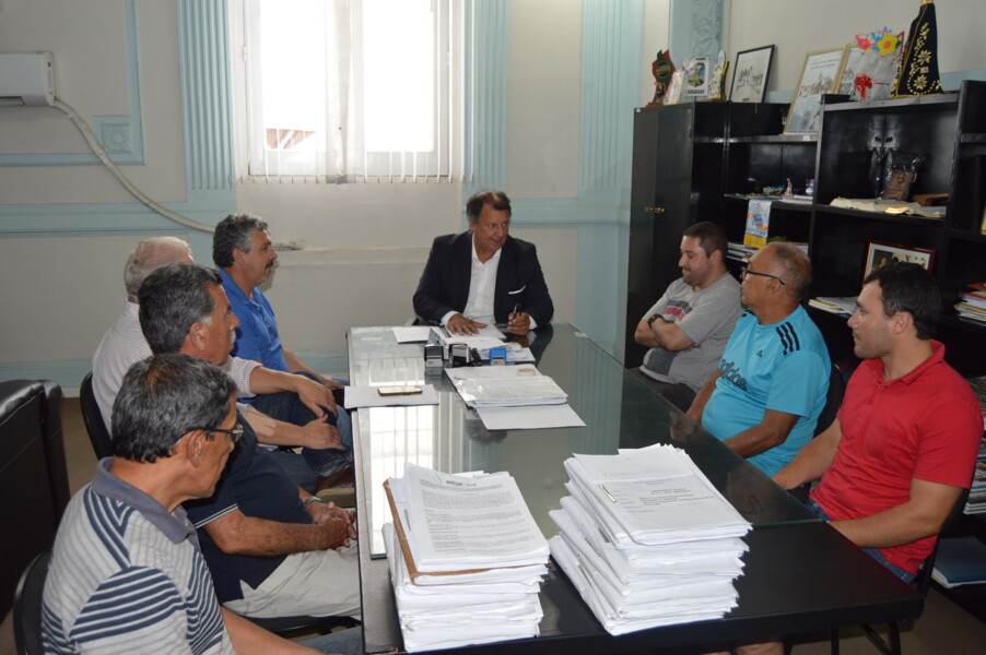 prefeito-entrega-documento-de-cedencia-de-area-para-a-coofitec