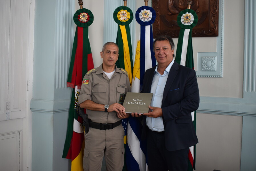 coronel-nilo-entrega-livro-dos-180-anos-da-brigada-militar-ao-prefeito
