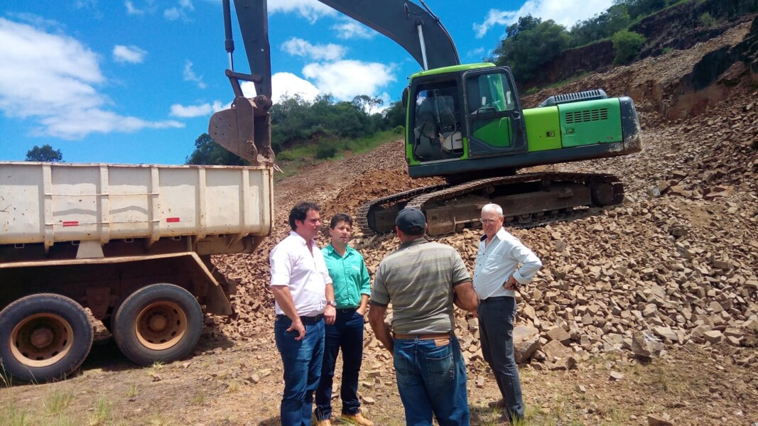 prefeito-interino-acompanha-obras-no-interior